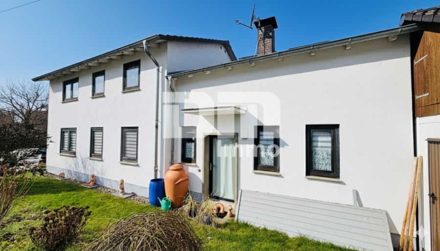 Schönes 1 bis 2 Familienwohnhaus mit großem Garten, Terrasse, Doppelgarage und Herkulesblick - Ansicht zur Straße
